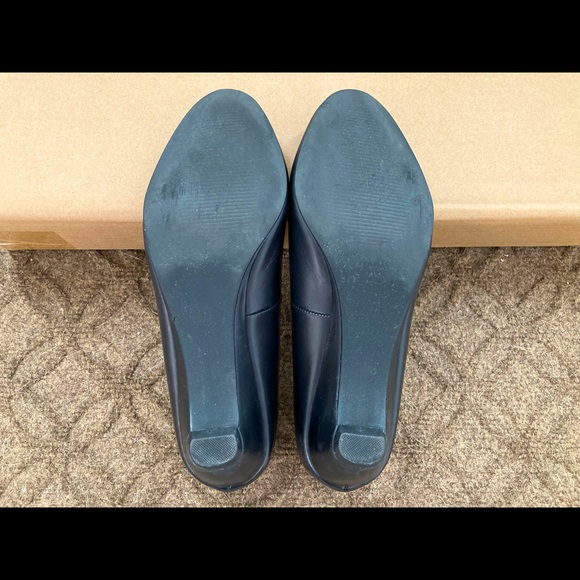 Kate & Mel Black Leather Low Heel Pumps. Size 7. - Picture 8 of 9